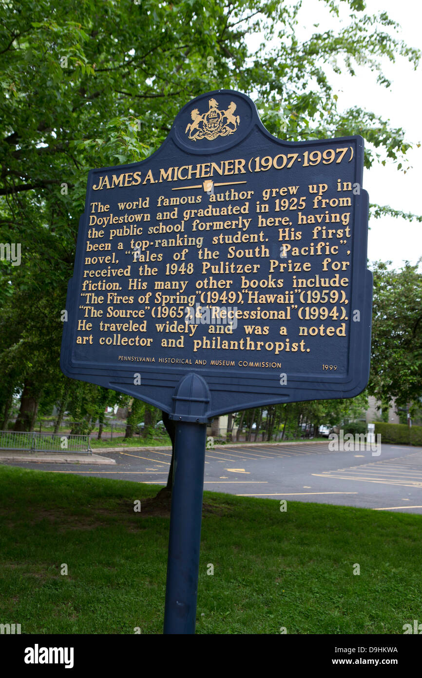 JAMES A. MICHENER (1907-1997) der Welt berühmte Autor wuchs in Doylestown und schloss sein Studium im Jahr 1925 von der öffentlichen Schule früher hier, ein hochrangiger Student gewesen. Sein erste Roman, "Tales of the South Pacific", erhielt 1948 Pulitzer Prize for Fiction. Seine vielen anderen Büchern gehören "The Fires of Spring" (1965) & "Recessional" (1994). Er reiste viel und war ein bekannter Kunstsammler und Mäzen. Pennsylvania historisch und Museum Kommission, 1999 Stockfoto