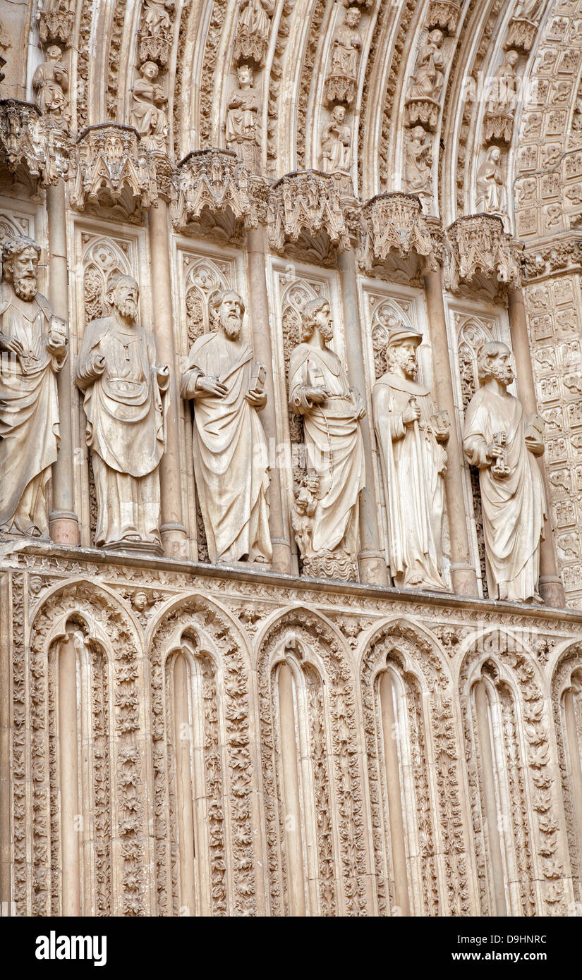 TOLEDO - März 8: Statuen der Apostel von gotische Hauptportal des Doms Stockfoto