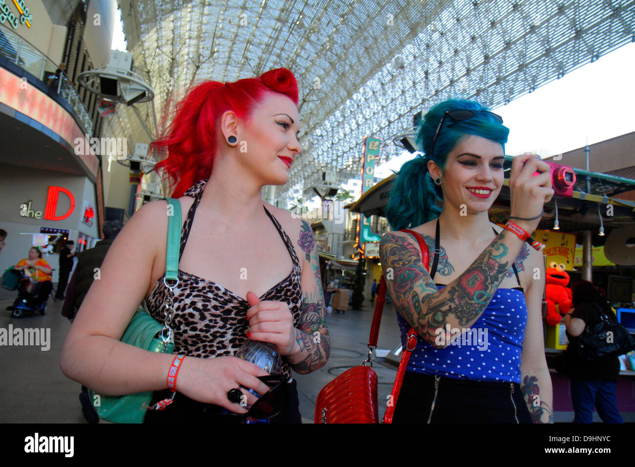 Las Vegas Nevada, Downtown, Fremont Street Experience, Fußgängerzone, weibliche Frauen, gefärbte Haare, rot, blau, Tattoos, Retro-Look, Touristen, Kamera, digital, t Stockfoto
