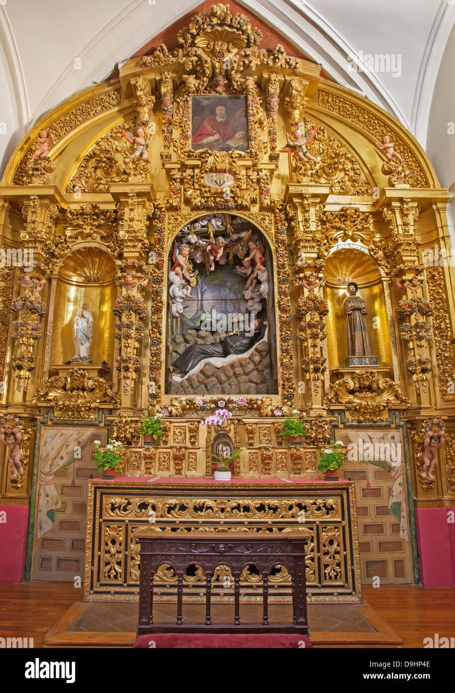 TOLEDO - März 8: Barocke Seitenaltar der Saint Francis Xavier von Kirche Iglesia de San Idefonso Stockfoto