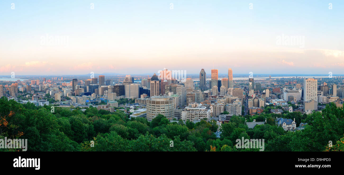 Montreal Stadt Skyline Panorama bei Sonnenuntergang vom Mont Royal mit urbanen Wolkenkratzer angesehen. Stockfoto
