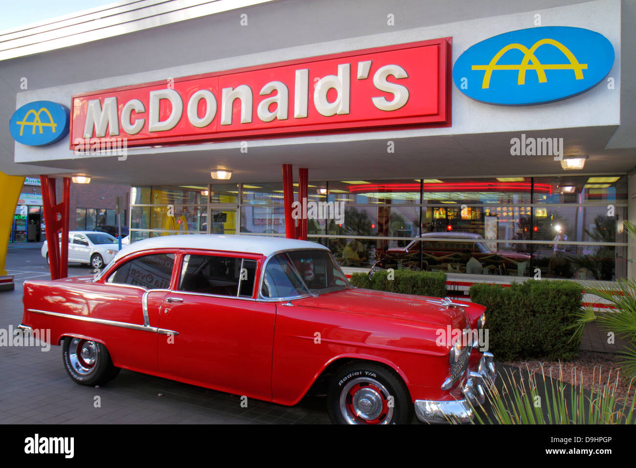 Las Vegas Nevada, Sahara Avenue, McDonald's, Burger, Hamburger, Fast Food, Restaurants, Restaurants, Restaurants, Cafés, außen, vorne, Oldtimer, rot, 1955 CH Stockfoto