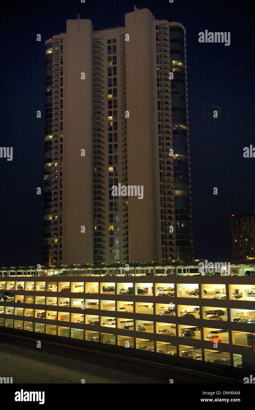 Las Vegas Nevada, Parkplatz, Garage, Nacht, Autos, Fahrzeuge, Turnberry Towers, NV130329127 Stockfoto