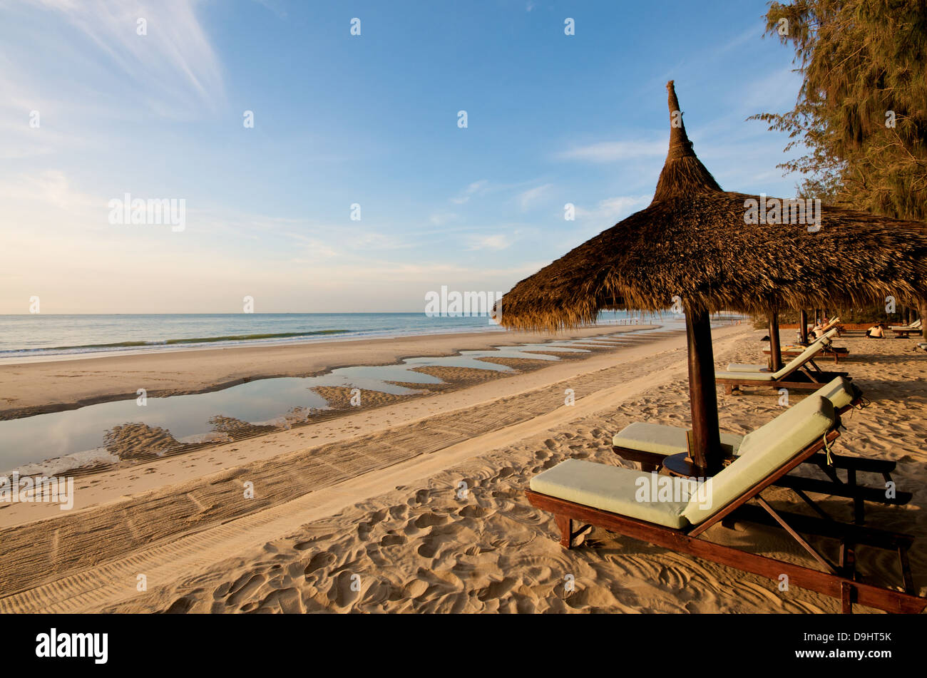 Strandkorb-Resort mit Regenschirm Stockfoto