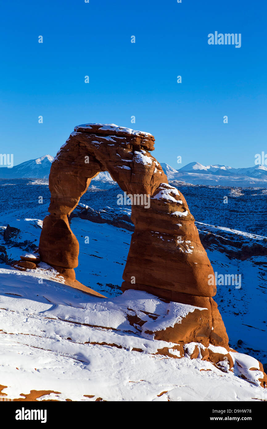 Delicate Arch mit Schnee im Winter bei Sonnenuntergang, Arches-Nationalpark, Utah, Vereinigte Staaten von Amerika Stockfoto