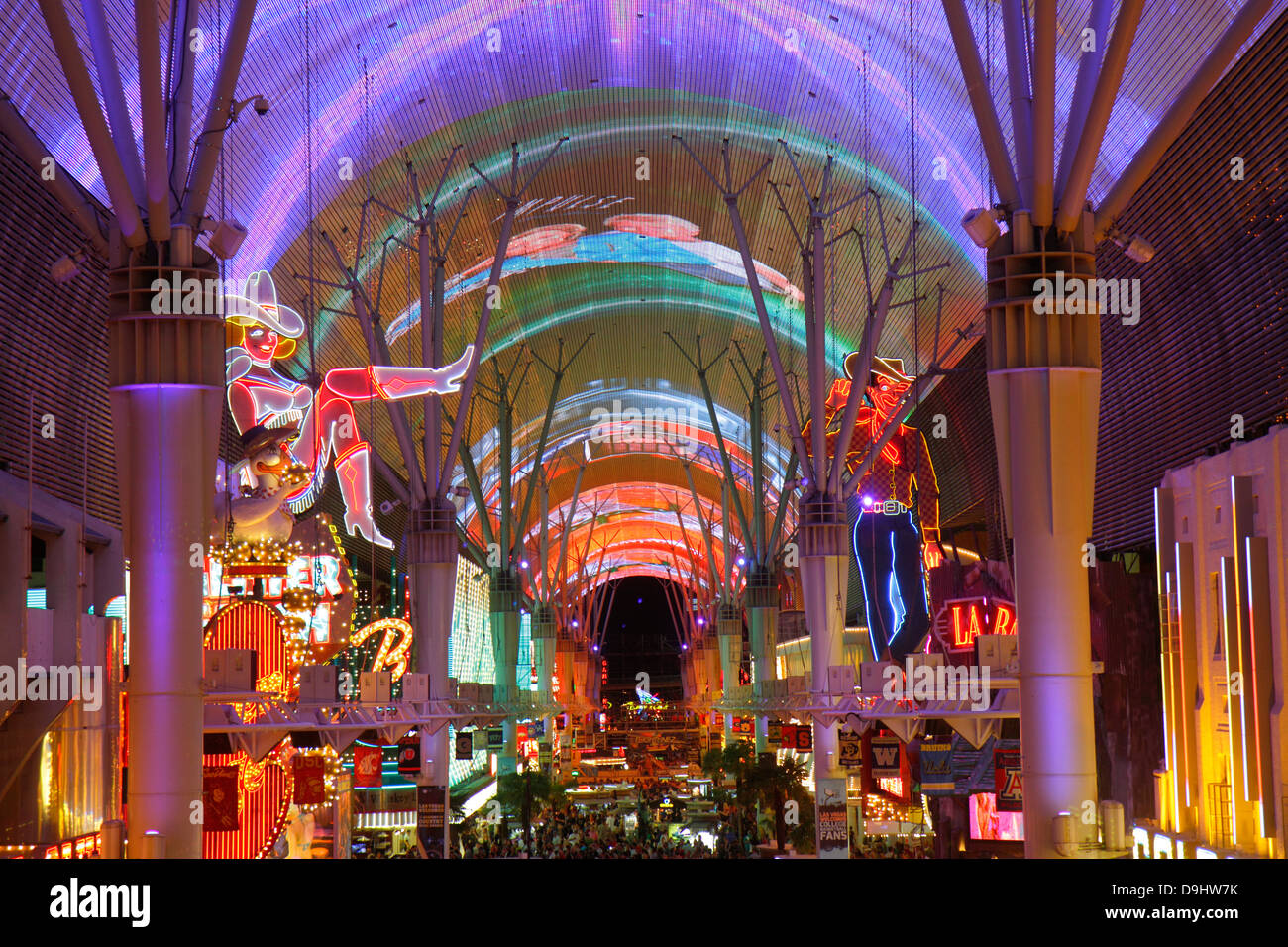 Las Vegas, Nevada, Downtown, Fremont Street Experience, Fußgängerzone, Einkaufspassage, Nachtleben nach Einbruch der Dunkelheit, Neonschilder, Viva Vision Baldachin, Lichtshow Stockfoto