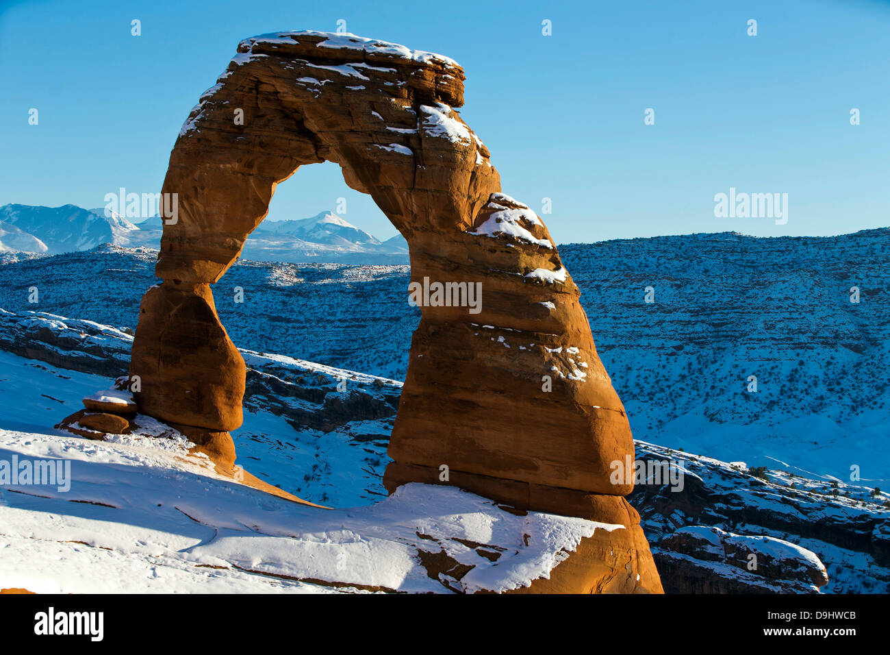 Delicate Arch mit Schnee im Winter bei Sonnenuntergang, Arches-Nationalpark, Utah, Vereinigte Staaten von Amerika Stockfoto