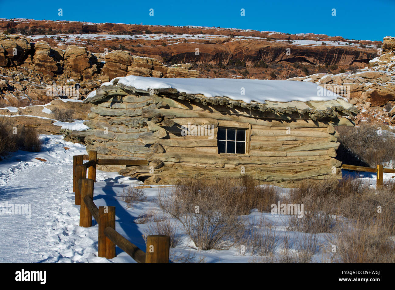 Blockhütte am Wolfe Ranch mit Schnee auf dem Boden, Arches-Nationalpark, Utah, Vereinigte Staaten von Amerika Stockfoto