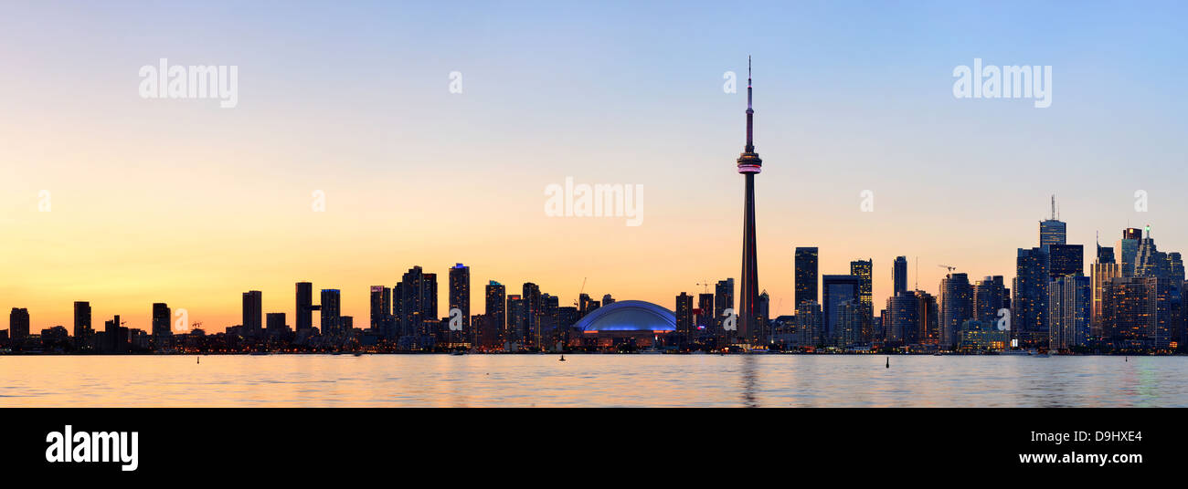 Toronto Skyline Silhouette Stadtpanorama bei Sonnenuntergang auf See mit städtischen Hochhäusern. Stockfoto