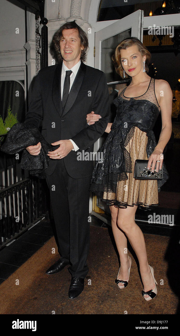 Milla Jovovich, in einem Hotel nach dem Besuch der Gorby 80 - Gala-Konzert in der Royal Albert Hall London, England - 30.03.11 Stockfoto