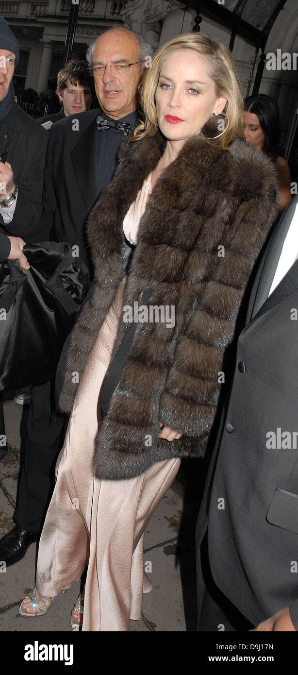 Sharon Stone in einem Hotel nach dem Besuch der Gorby 80 - Gala-Konzert in der Royal Albert Hall London, England - 30.03.11 Stockfoto