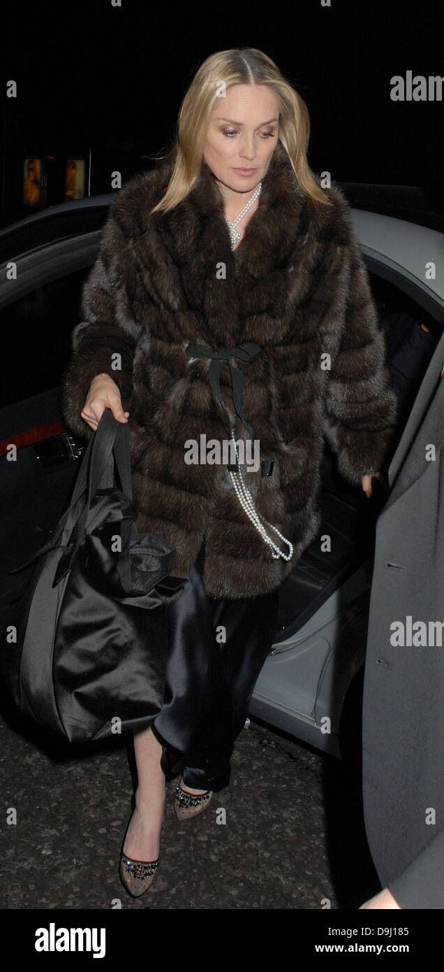 Sharon Stone in einem Hotel nach dem Besuch der Gorby 80 - Gala-Konzert in der Royal Albert Hall London, England - 30.03.11 Stockfoto