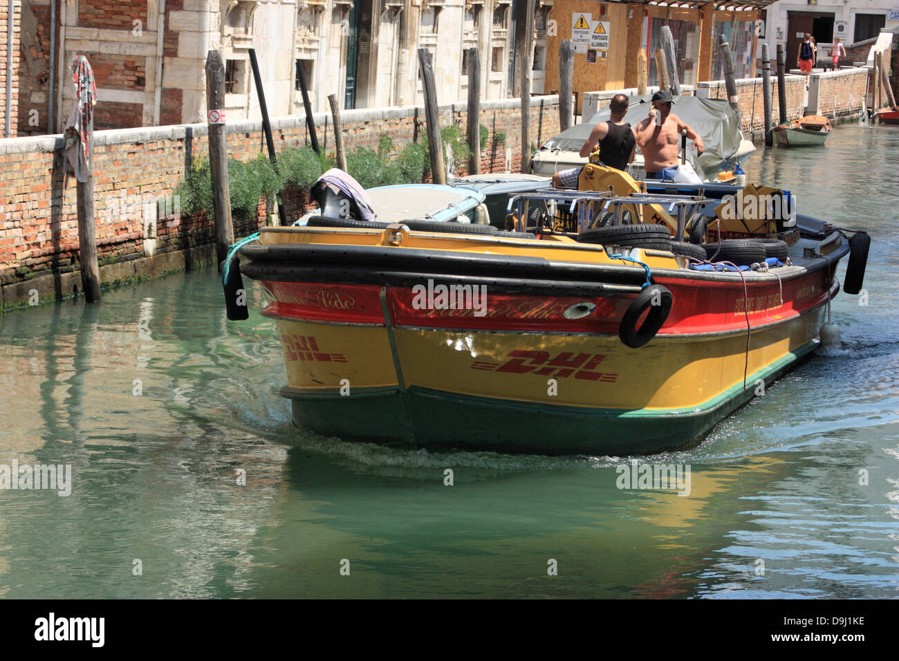 DHL Frachtboot in Venedig Stockfoto