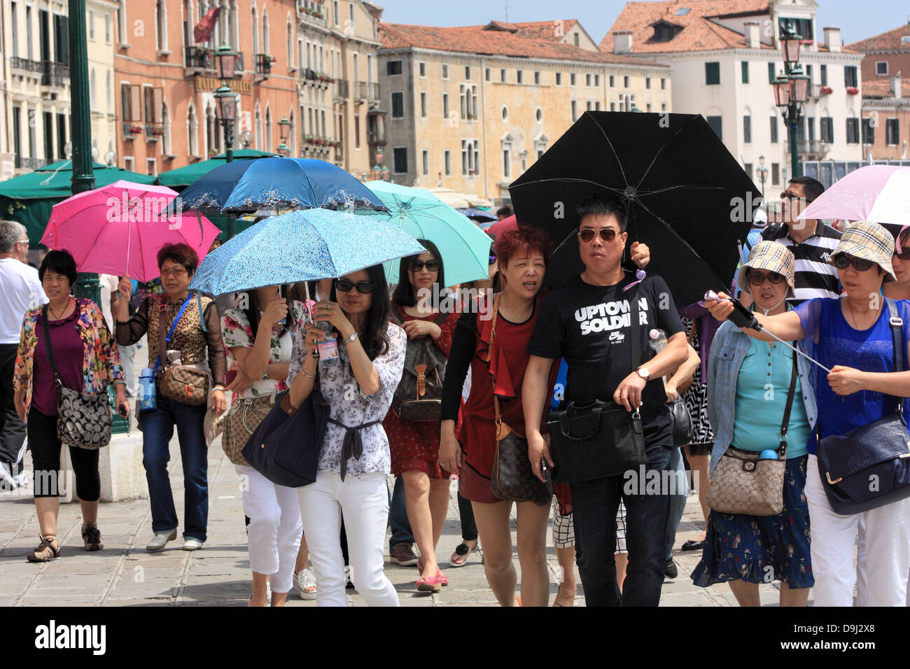Chinesische Touristen auf einer geführten Tour in Venedig. Stockfoto