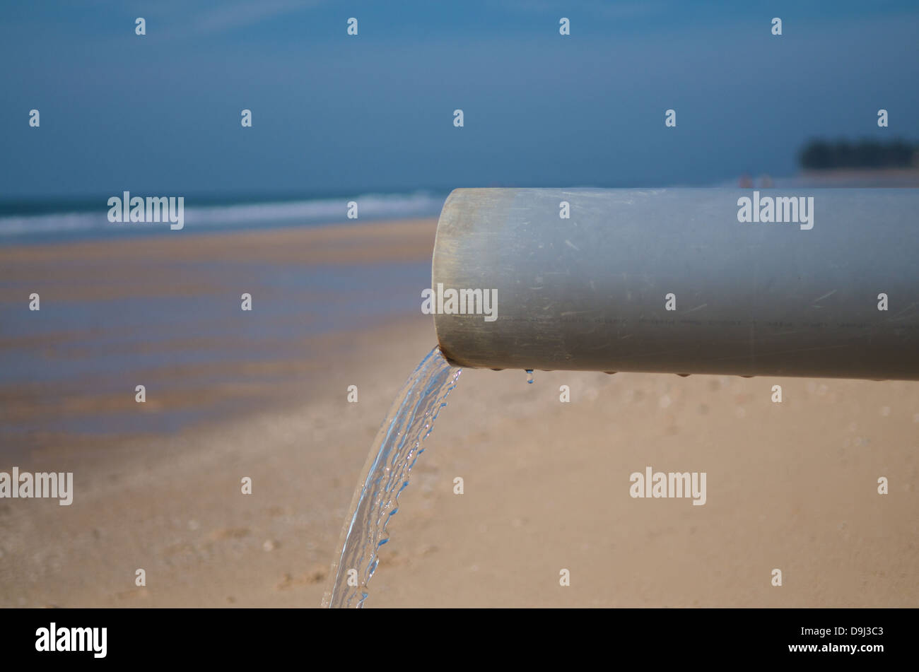 Sauberes Wasser-Leitung an einem Strand Stockfoto