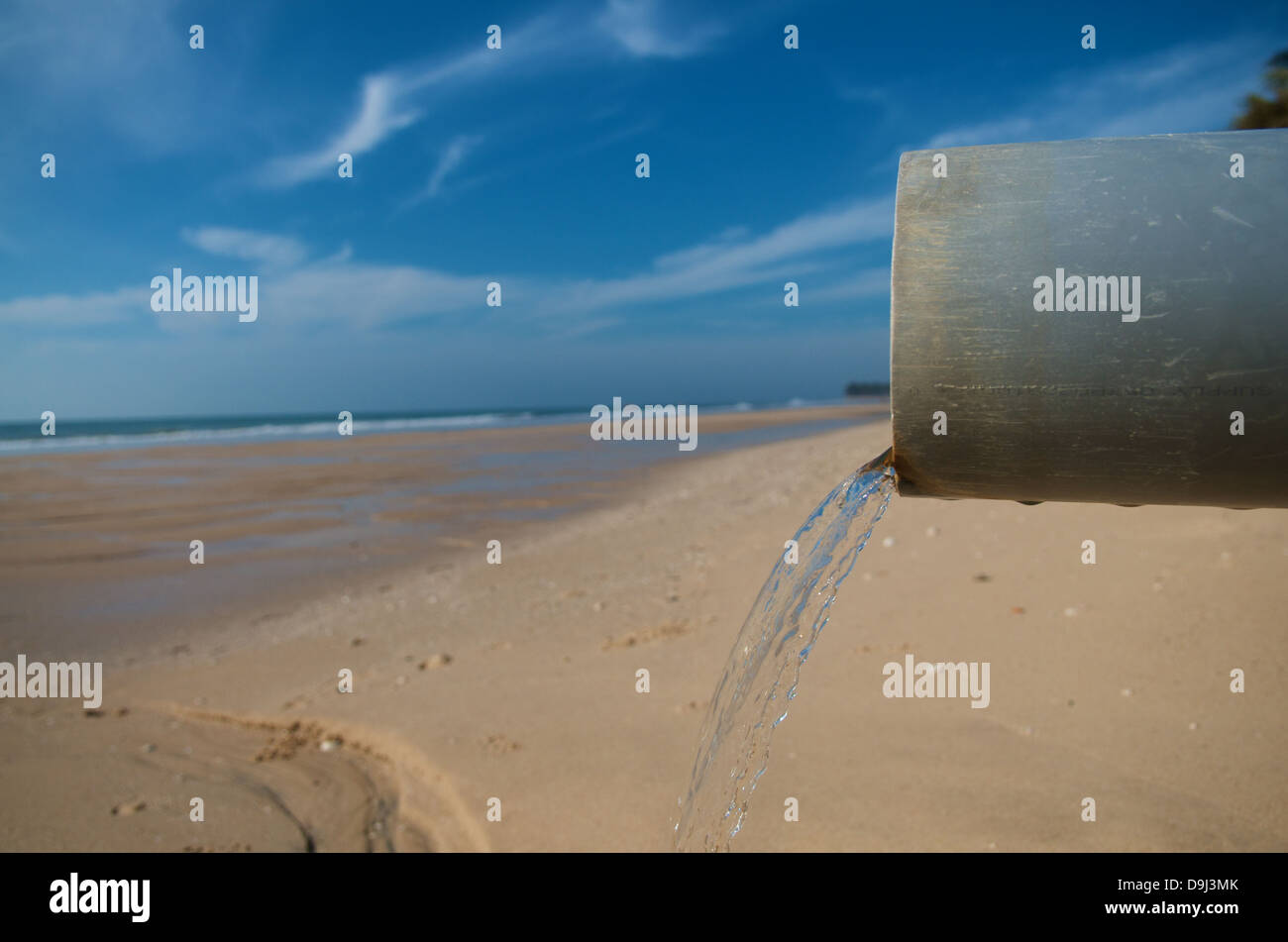 Sauberes Wasser-Leitung an einem Strand Stockfoto