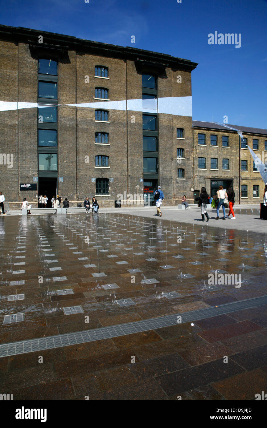 Blick über Granary Square Central St Martins Schule der Kunst im Kornhaus Gebäude, King Cross, London, UK Stockfoto