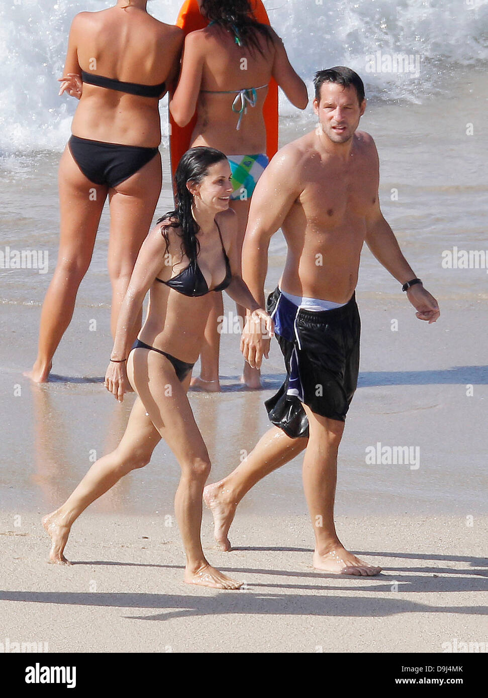 Courteney Cox, in ihrem Bikini und ihre "Cougar Town" Co-star Josh Hopkins  verbringen den Tag am Strand St. Barths - 31.03.11 Stockfotografie - Alamy