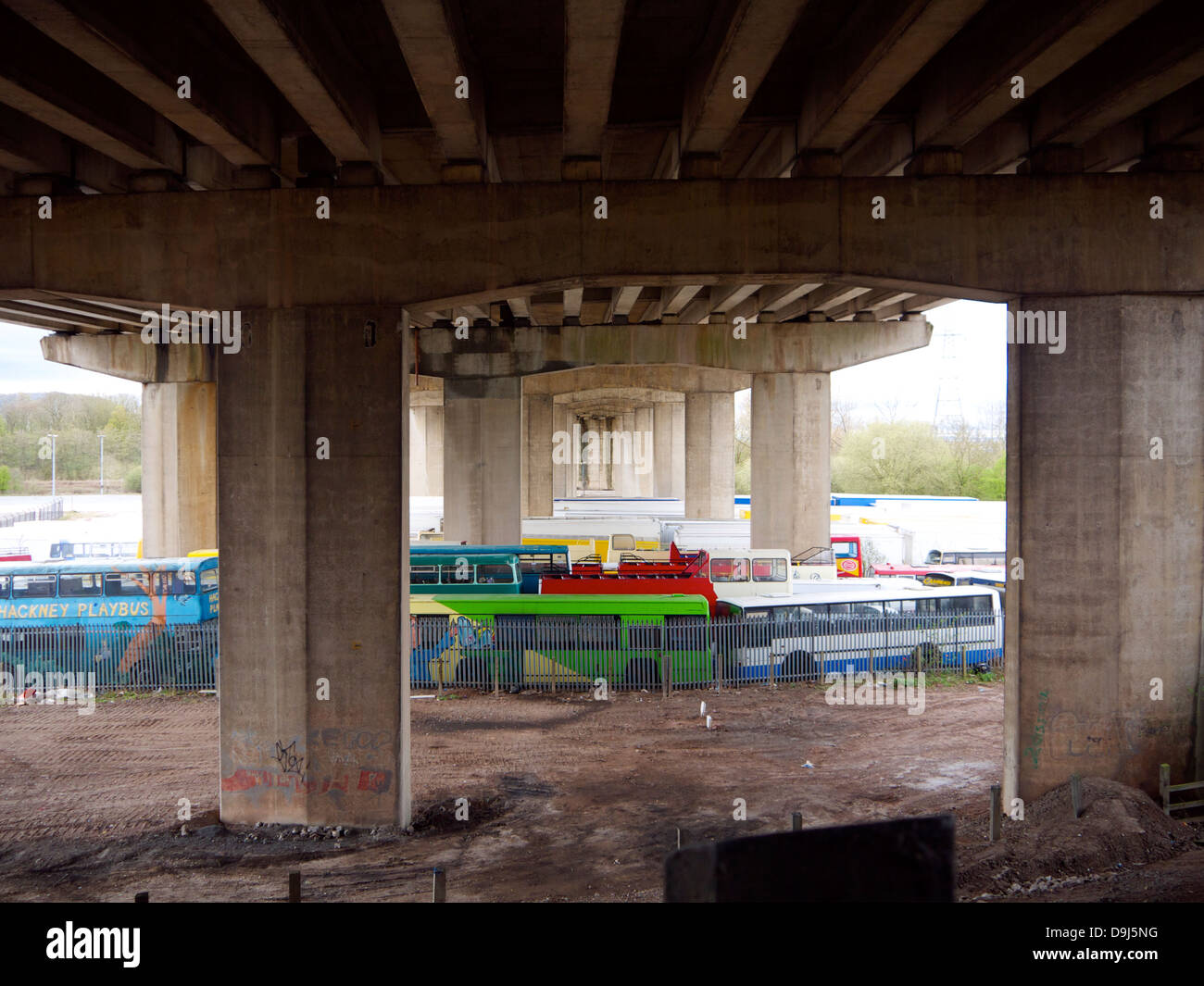 Bus-Friedhof unter der Autobahnbrücke Stockfoto