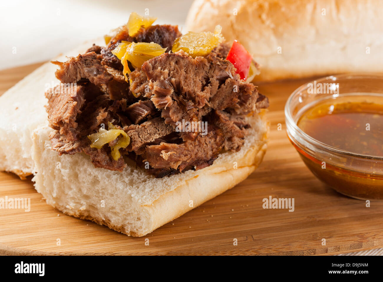 Saftige hausgemachte italienische Beef Sandwich mit Peperoni Stockfoto