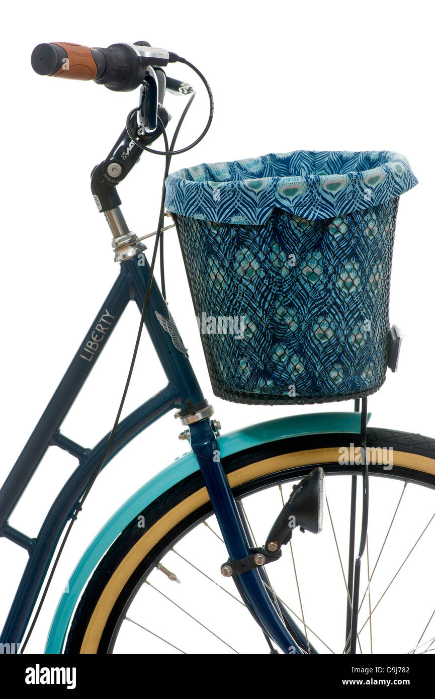 Skeppshult Fahrrad mit Metallkorb mit Liberty Caesar Print Stoff gefüttert. Stockfoto