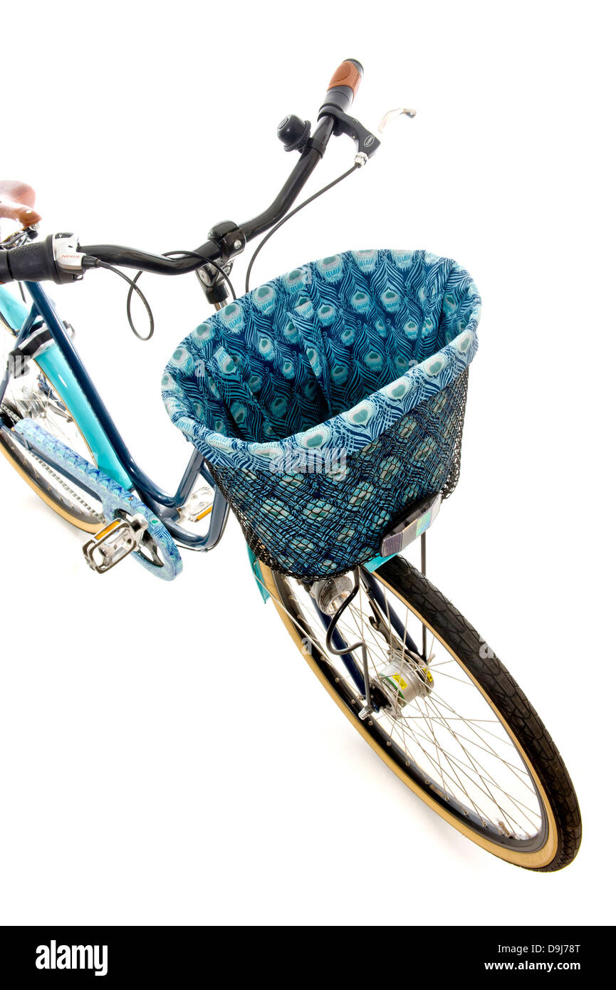 Erhöhte Studioaufnahme von Vorderrad, Lenker und Korb von traditionellem Fahrrad auf weißem Hintergrund. Stockfoto