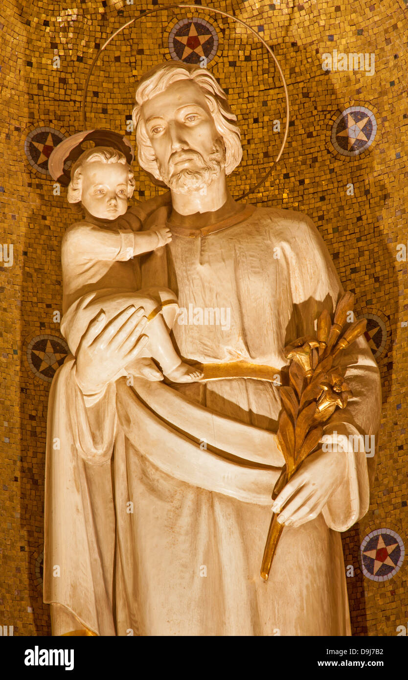 PALERMO - 8. APRIL: Statue von Joseph mit Kind von Kirche Convento Dei Carmelitani Scalzi auf 8. April 2013 in Palermo, Italien. Stockfoto