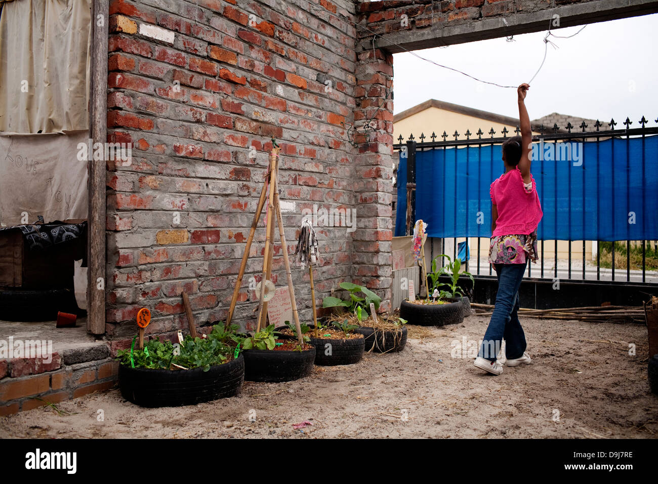 Den Salomonen Familie mit Kindern spielen, um zu Hause in Lavender Hill Kapstadt Evona Solomons Gemüsegarten abgeschlossen Bodenleben Stockfoto