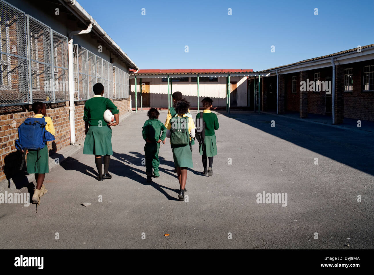 Grassroot Soccer Verwendungen macht Fußball zu erziehen inspirieren zu mobilisieren Gemeinschaften stoppen Ausbreitung HIV Mädchen Spaziergang durch Schulhof Stockfoto