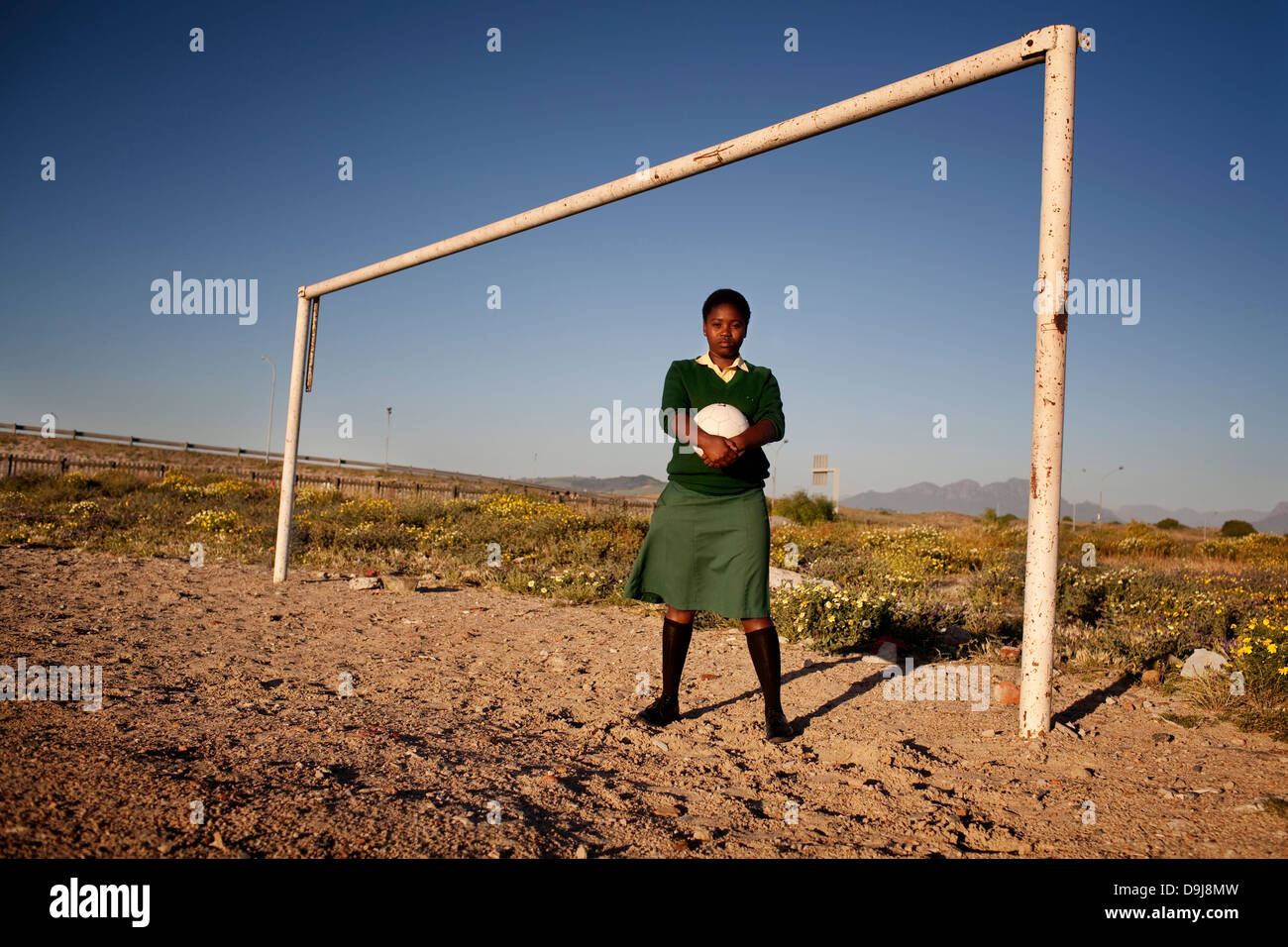 Grassroot Soccer Verwendungen macht Fußball zu erziehen inspirieren zu mobilisieren Gemeinschaften stoppen Ausbreitung HIV Portrait Phakama Mndebe Fußball Stockfoto