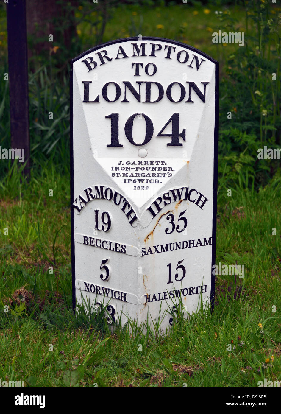 Brampton nach London 104, Gusseisen Meilenstein. Brampton, Suffolk, England, Vereinigtes Königreich, Europa. Stockfoto