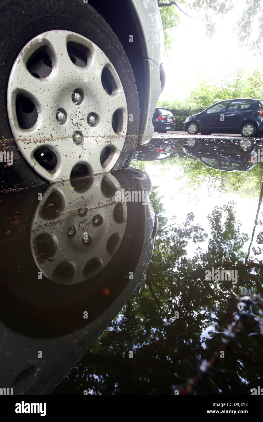 Ein Auto steht in einer großen Pfütze Wasser in Hamburg, Deutschland, 20. Juni 2013. Heftige Stürme verursachte erhebliche Schäden im Norden von Deutschland am Abend des 19. Juni 2013. Foto: BODO MARKS Stockfoto