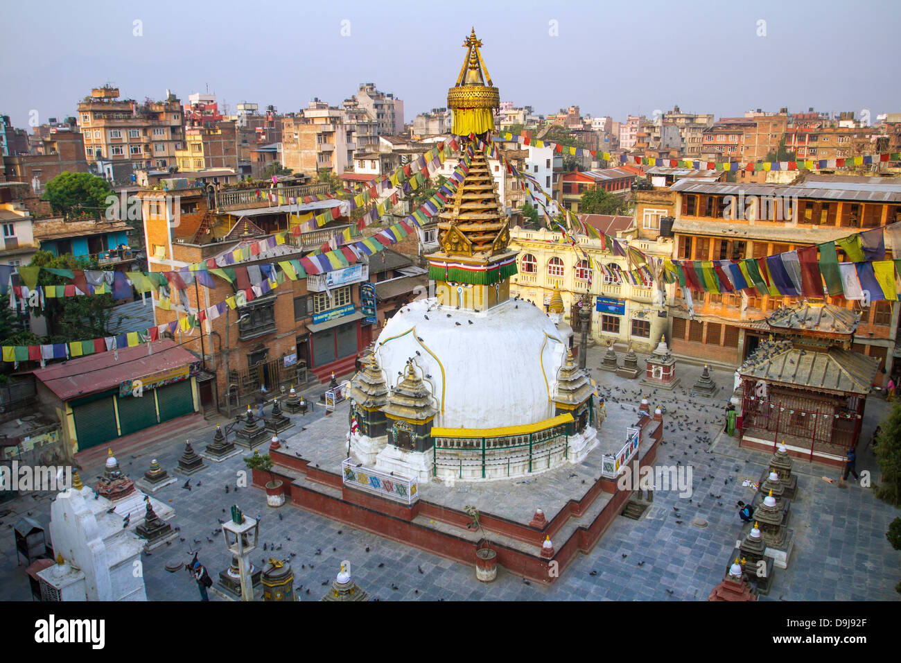 Kathesimbu Stupa mit Buddha-Weisheit-Augen und bunten Gebetsfahnen in Kathmandu, Nepal Stockfoto