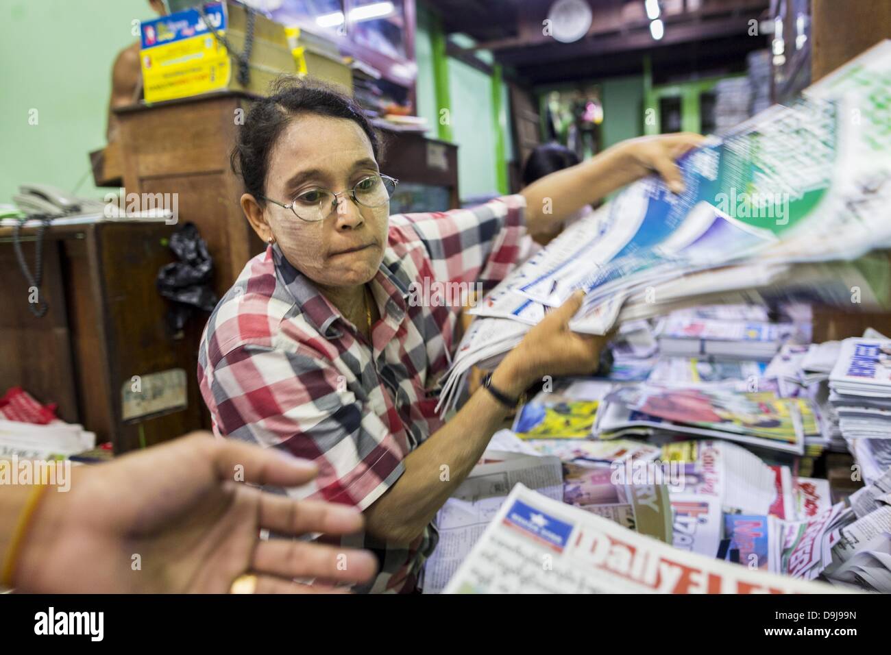 18. Juni 2013 - Yangon, Burma/Myanmar - Zeitungen sind für die Lieferung in einem Yangon News Agent Büro gebündelt. Die burmesischen Zeitungsindustrie erfreut sich explosive Wachstum in diesem Jahr nach Privateigentum in 2013 durfte. Private Zeitungen wurden geschlossen unter ehemaligen burmesischen Führer Ne Win in den frühen 1960er Jahren. Die revitalisierte private Presse ist ein Zeichen für die dramatischen Veränderungen fegen Myanmar, ehemals Burma, in den letzten drei Jahren. (Bild Kredit: Jack Kurtz/ZUMAPRESS.com ©) Stockfoto