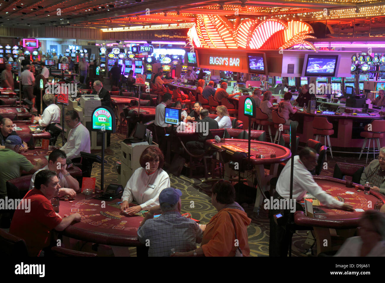 Las Vegas Nevada, The Strip, South Las Vegas Boulevard, Flamingo Las Vegas Hotel and Casino, Spieler, Glücksspiel, Spieler, Händler, Blackjack-Tische, Bar Stockfoto