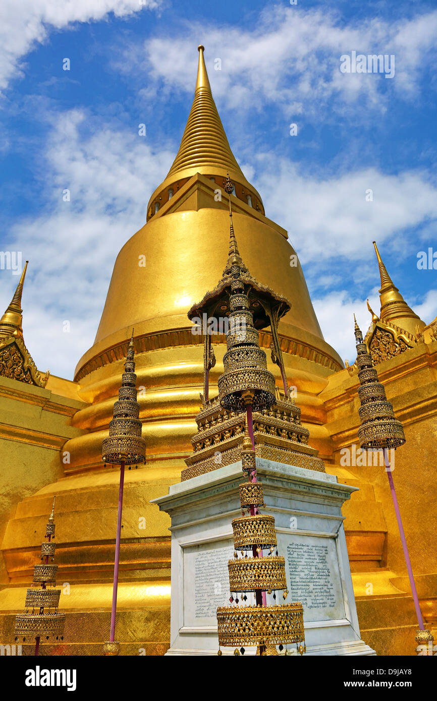 Phra Siratana Chedi goldene Stupa, Wat Phra Kaeo Tempel des Smaragd-Buddha-komplexes, Bangkok, Thailand Stockfoto