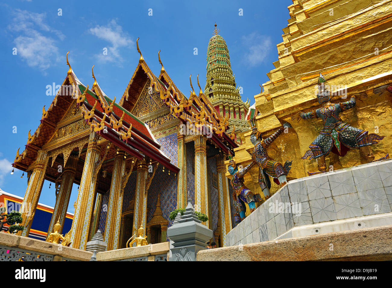 Türme und goldene Chedi Wat Phra Kaeo, der Tempel des Smaragd Buddha Complex, Bangkok, Thailand Stockfoto