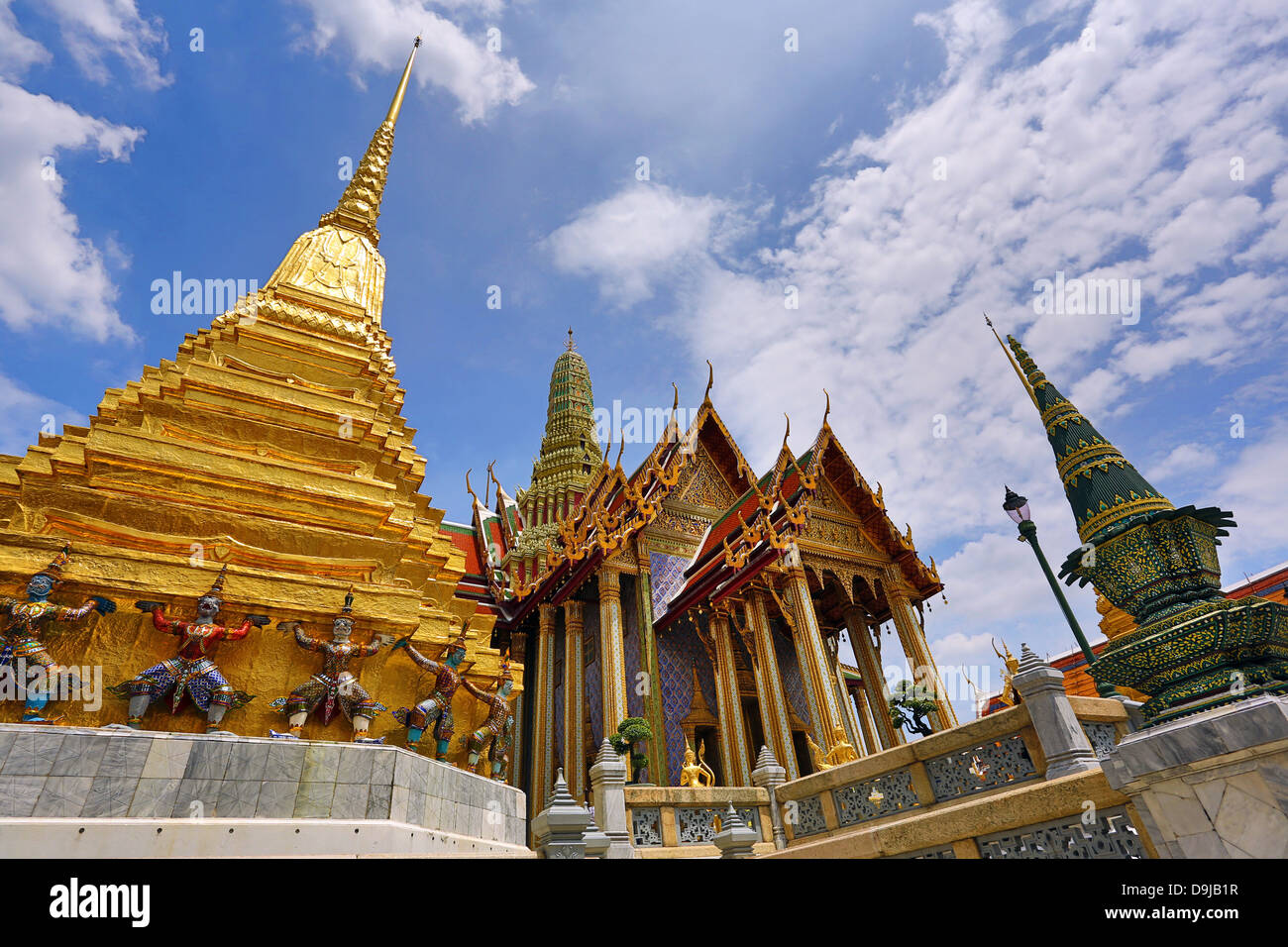 Türme und goldene Chedi Wat Phra Kaeo, der Tempel des Smaragd Buddha Complex, Bangkok, Thailand Stockfoto