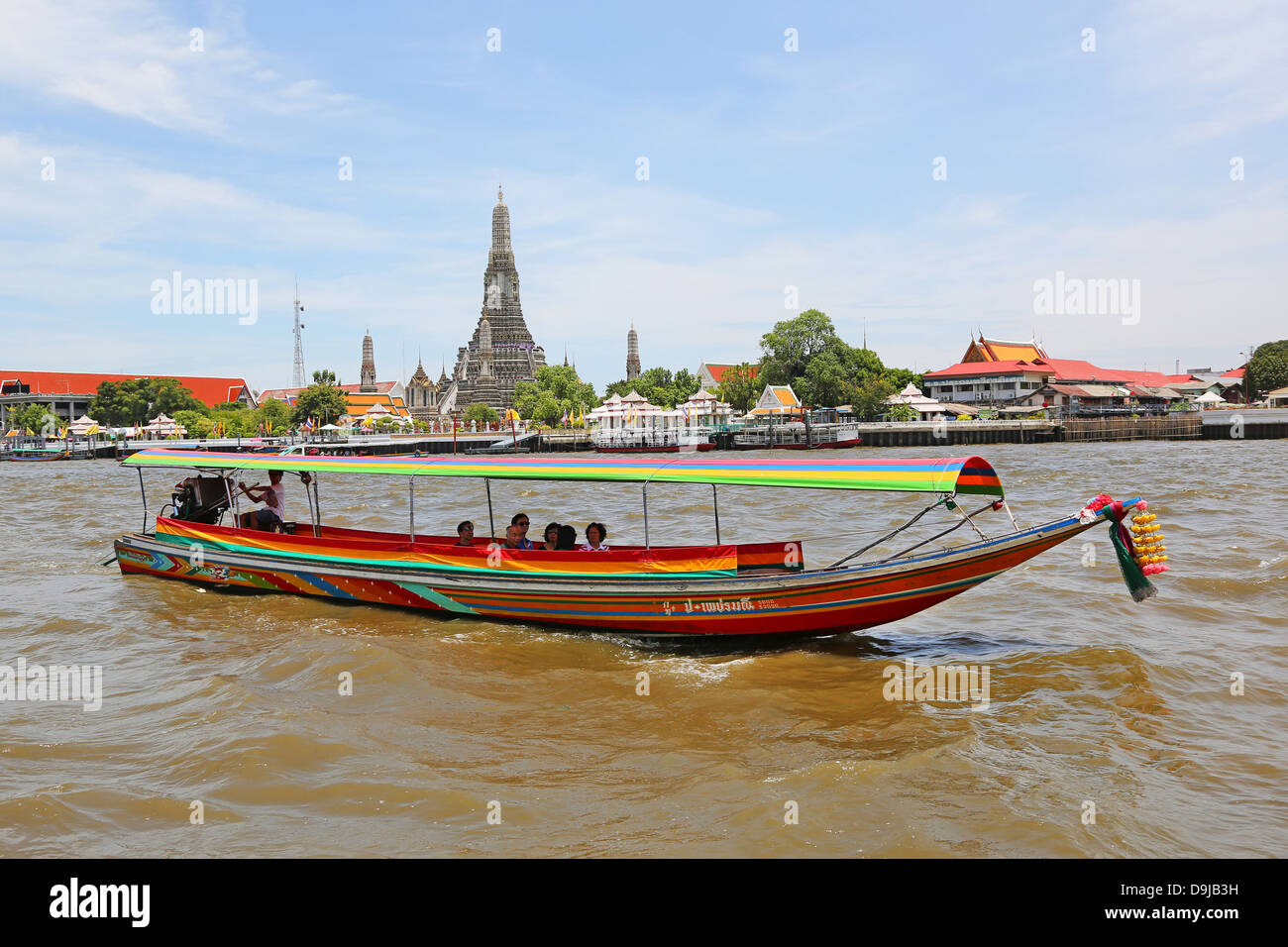 Traditionelle Thai Boot auf dem Chao Phraya Fluss und Wat Arun Tempel der Morgenröte, Bangkok, Thailand Stockfoto