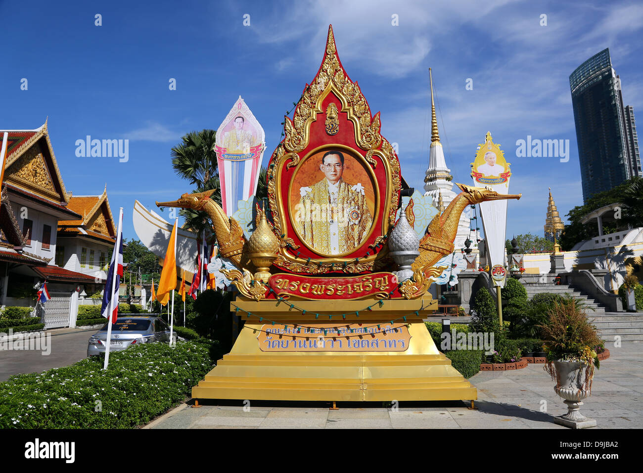 Bild des thailändischen Königs Bhumibol Adulyadej, Rama IX im Tempel Wat Yannawa, Bangkok, Thailand Stockfoto