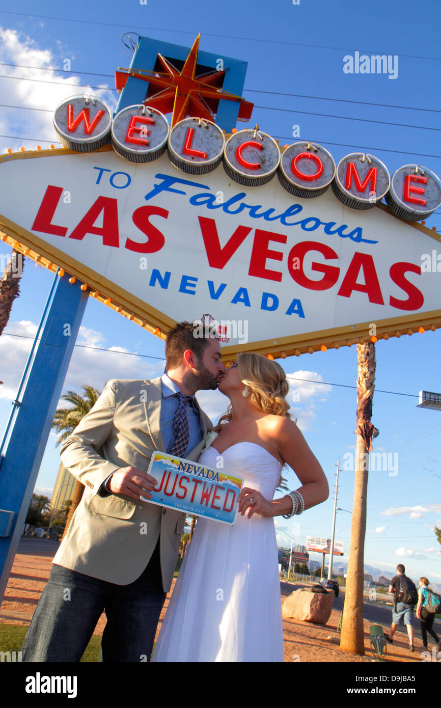 Las Vegas Nevada, South Las Vegas Boulevard, The Strip, Willkommen auf fabelhafte Las Vegas Zeichen historisch, posieren, Pose, Kamera, digital, nehmen Mann Männer männlich, Frau Stockfoto