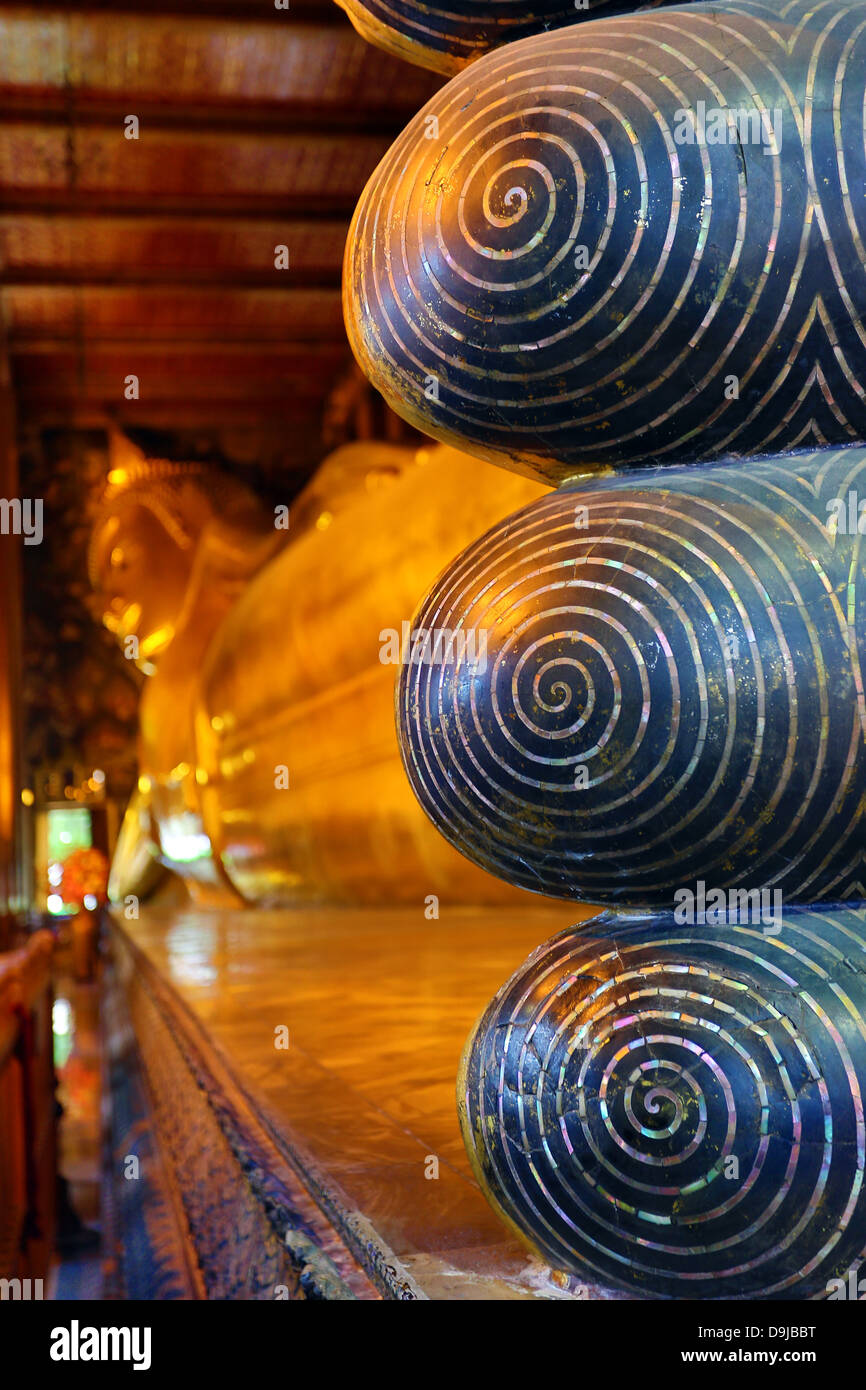 Riesige liegende Gold Buddha-Statue im Tempel Wat Pho, Bangkok, Thailand Stockfoto