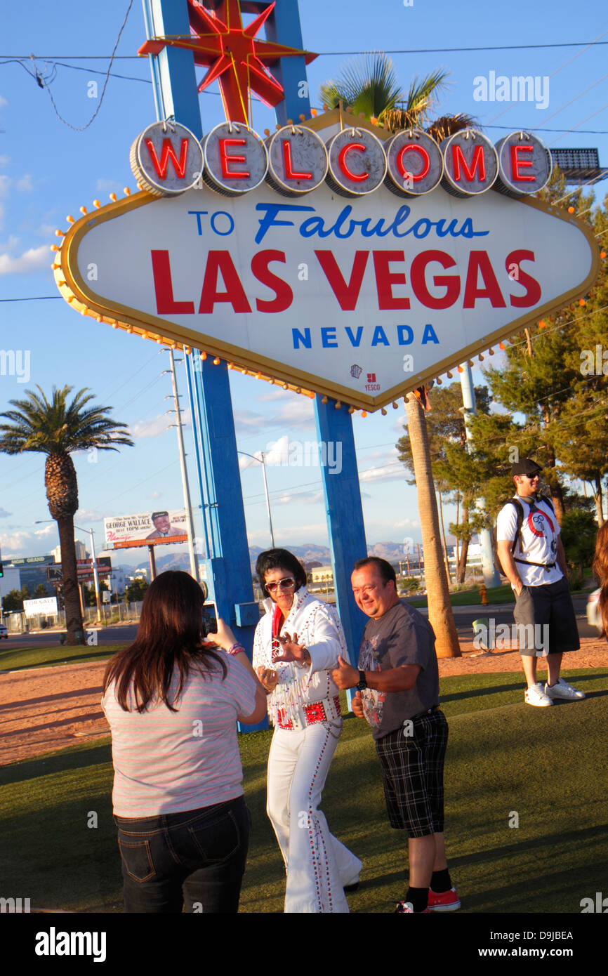Las Vegas Nevada, South Las Vegas Boulevard, The Strip, Willkommen auf fabelhafte Las Vegas Zeichen historisch, posieren, Pose, Kamera, digital, nehmen Erwachsene Erwachsene Mann mich Stockfoto