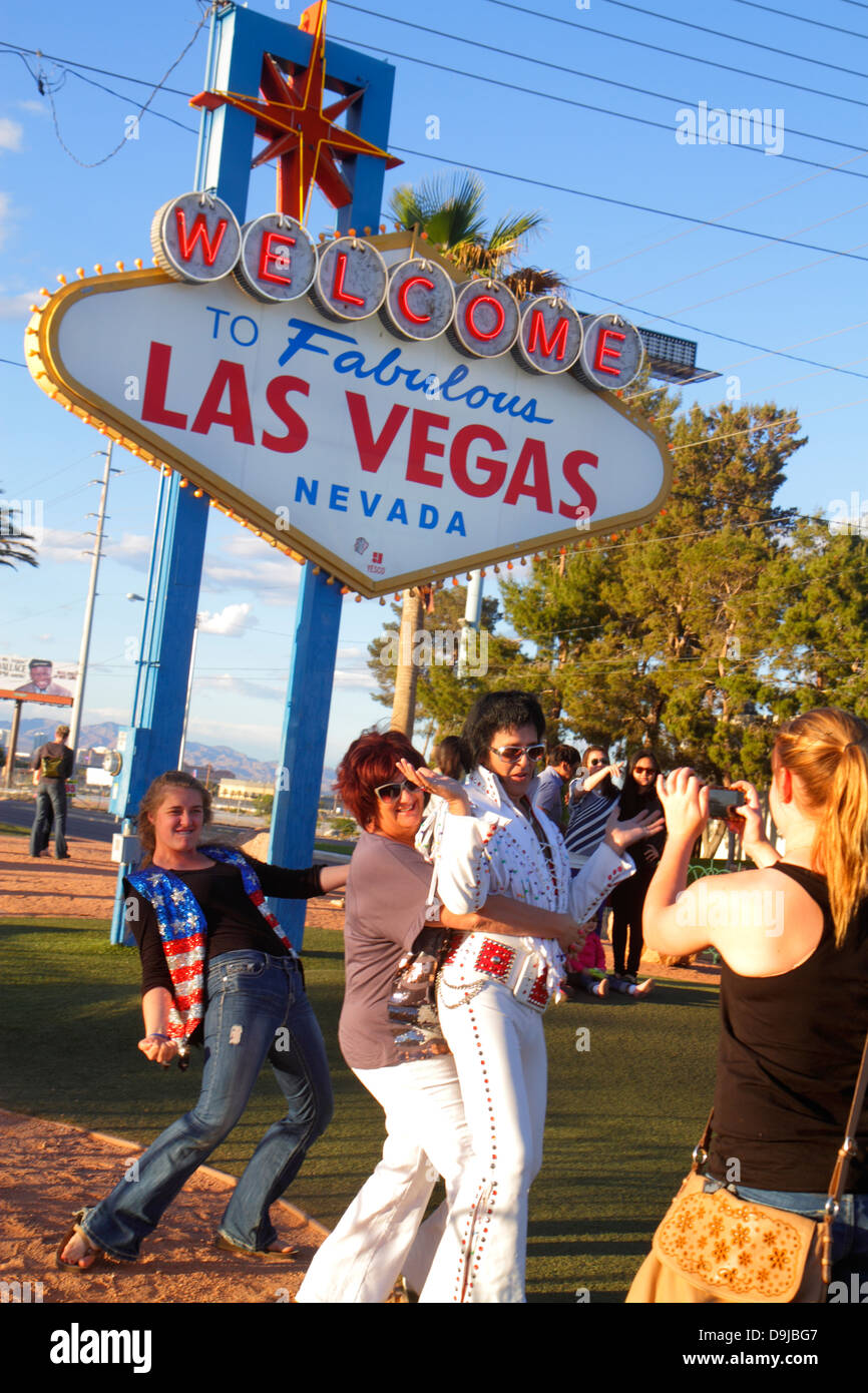 Las Vegas Nevada, South Las Vegas Boulevard, The Strip, Willkommen auf fabelhafte Las Vegas Zeichen historisch, posieren, Pose, Kamera, digital, nehmen Erwachsene Erwachsene Mann mich Stockfoto