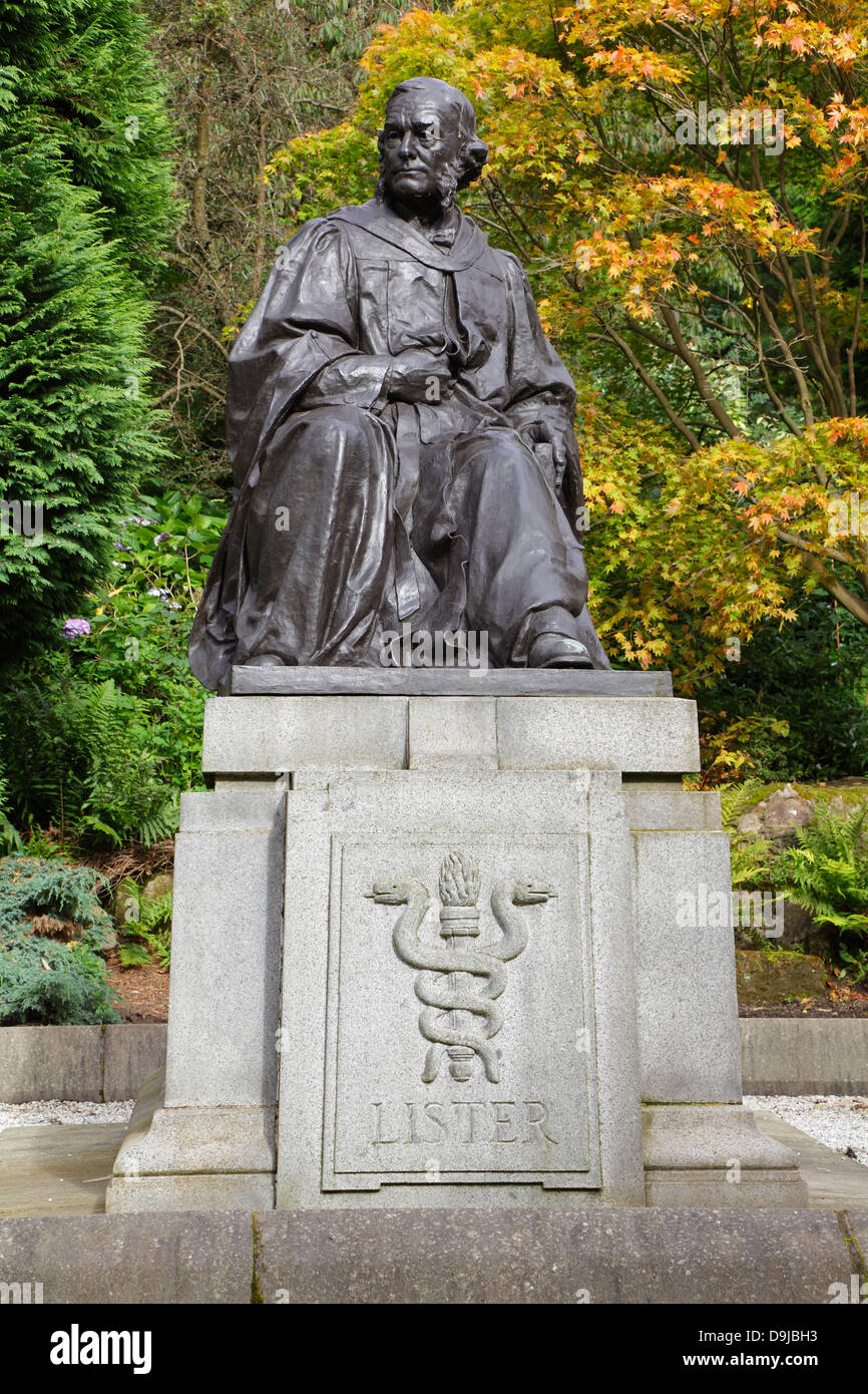 Bronze-Denkmal des Chirurgen Lord Joseph Lister von George Henry Paulin, Kelvingrove Park, Glasgow, Scotland, UK Stockfoto