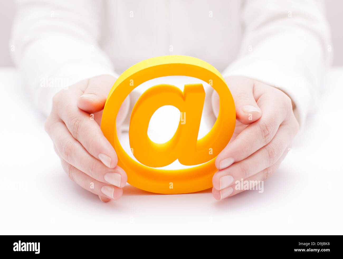 e-Mail 3D-Symbol geschützt durch Hände Stockfoto