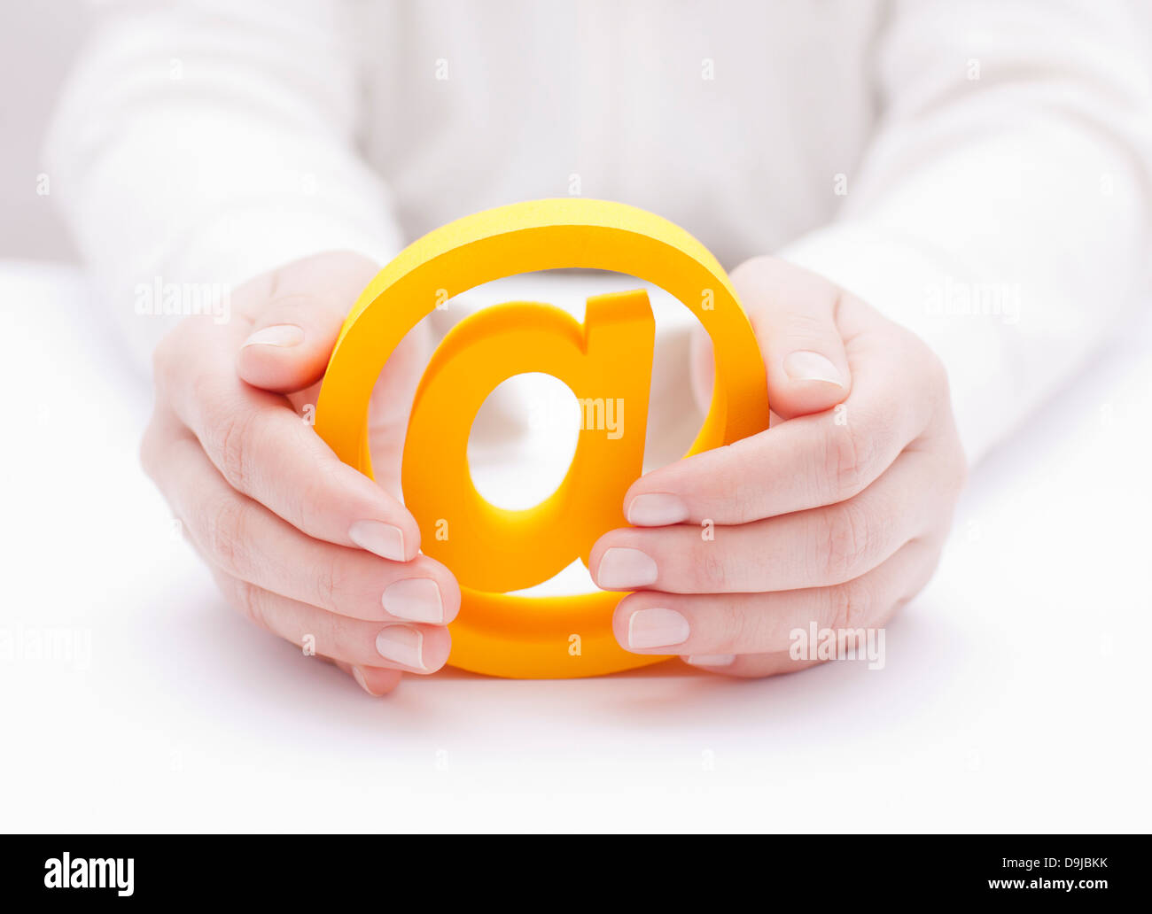 e-Mail 3D-Symbol geschützt durch Hände Stockfoto
