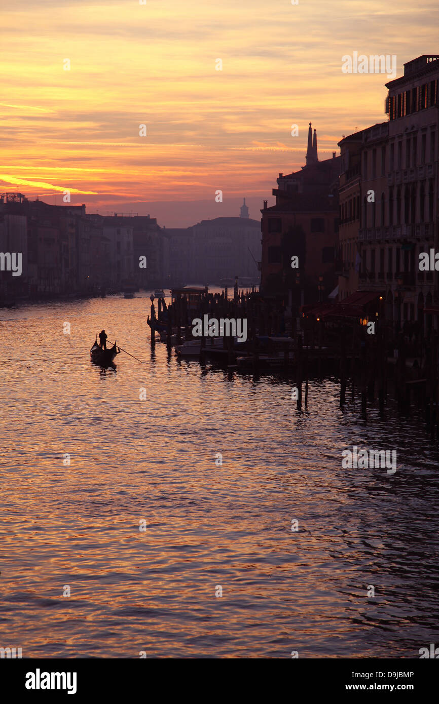 Gondoliere auf dem Canale Grande Abendzeit mit dem roten Himmel des Sonnenuntergangs an Venedig Italien Stockfoto