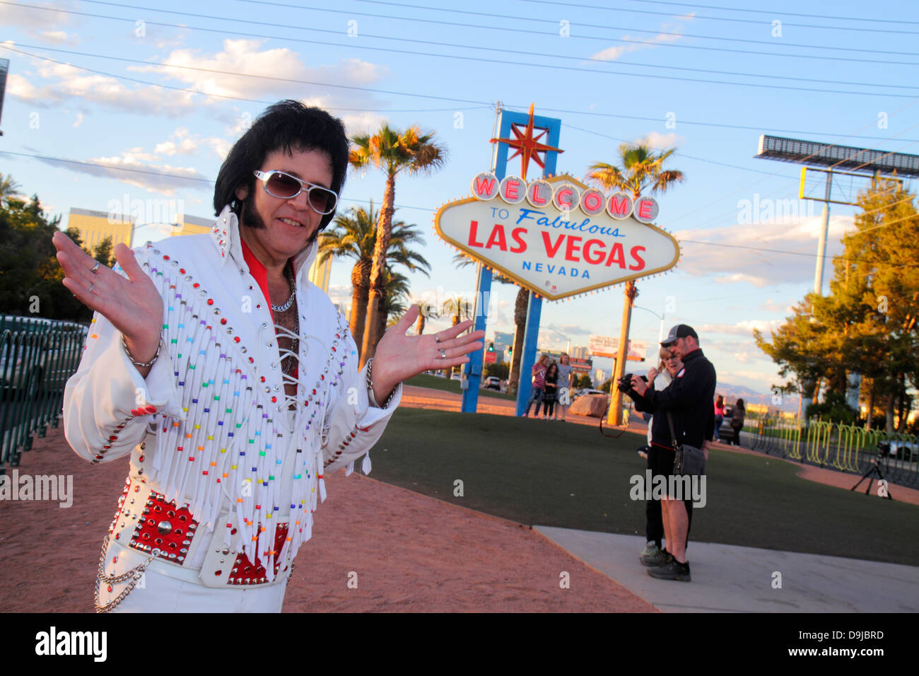 Las Vegas Nevada, South Las Vegas Boulevard, The Strip, Willkommen im fabelhaften Las Vegas Schild historisch, Mann Männer männlich, Elvis Presley Imitator, Berühmtheit Loo Stockfoto
