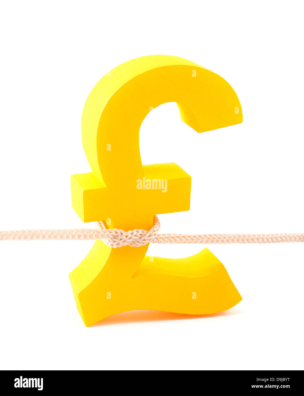 Goldenes Pfund-Symbol mit einem Seil gefesselt Stockfoto
